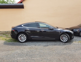 Tesla S s autofóliemi LLumar ATR15CH